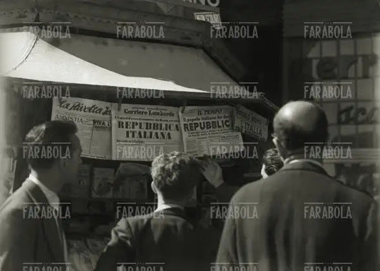 Edizioni straordinarie dei quotidiani per il referendum Istituzionale, Milano, 1946 - Farabola Immagine digitale