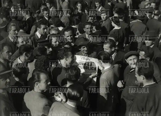 Edizioni straordinarie dei quotidiani per il referendum Istituzionale, Milano, 1946 - Farabola Immagine digitale
