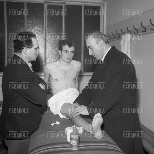 Edmondo Fabbri, Sandro Mazzola e Fino Fini negli spogliatoi, Germania Ovest vs Italia, 1965 - Farabola Immagine digitale