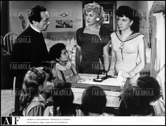 Eduardo De Filippo, Yvonne Sanson e Gina Lollobrigida nel film Campane a martello, 1949 - Farabola Immagine digitale
