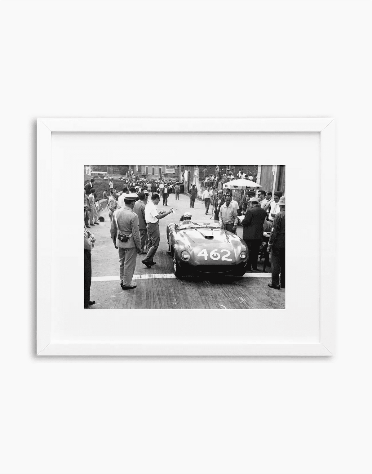 Elio Pandolfo su Ferrari, classica Catania-Etna 1959 — stampa fine art con cornice bianca