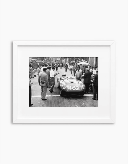 Elio Pandolfo su Ferrari, classica Catania-Etna 1959 — stampa fine art con cornice bianca