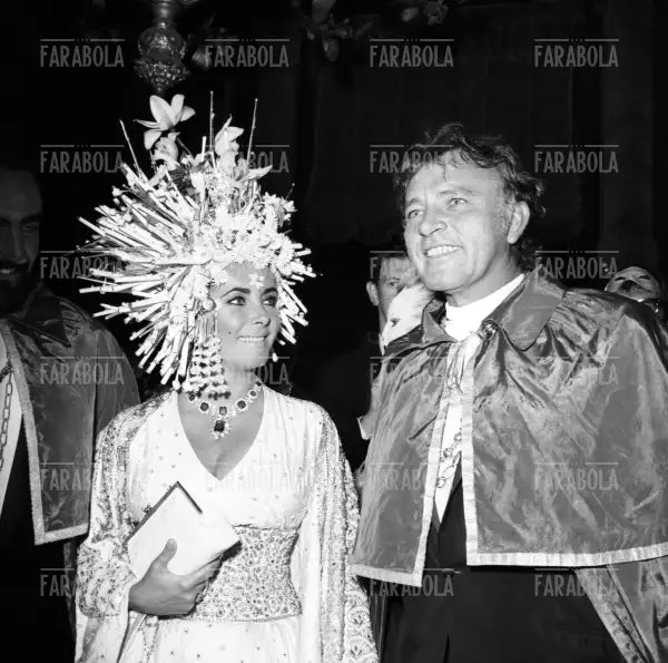 Elizabeth Taylor e Richard Burton al Ballo in maschera a Ca' Rezzonico, Venezia, 1967 - Farabola Immagine digitale