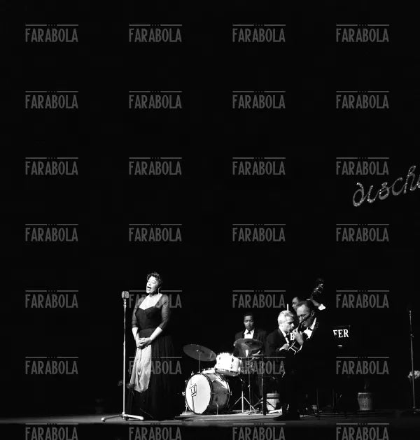 Ella Fitzgerald in concerto al Teatro Lirico, Milano, 1959 - Farabola Immagine digitale