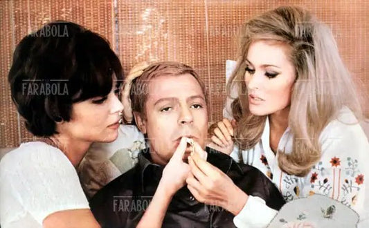 Elsa Martinelli, Marcello Mastroianni e Ursula Andress nel film La decima vittima, 1965 - Farabola Immagine digitale