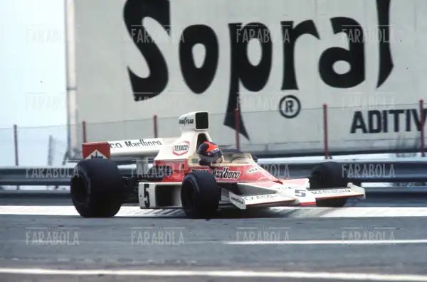 Emerson Fittipaldi su McLaren - Ford Cosworth, 1974 - Farabola Immagine digitale