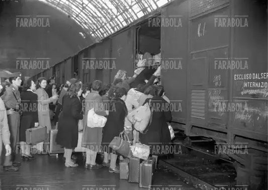 Emigranti in Stazione Centrale, 1948 - Farabola Immagine digitale