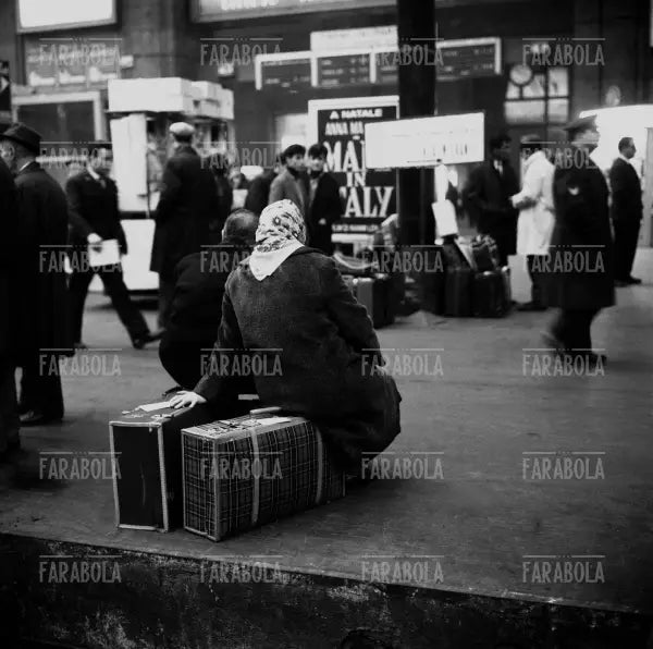 Emigranti tornano in Italia per il Natale, Milano, 1965 - Farabola Immagine digitale