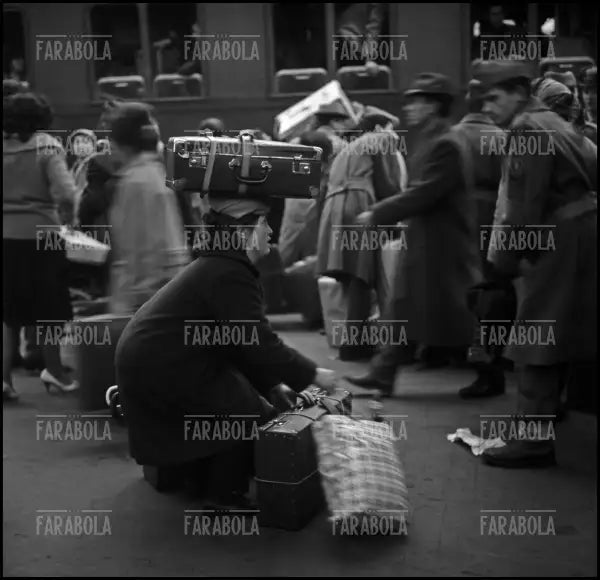Emigrati in Stazione Centrale, Milano, 1961 - Farabola Immagine digitale