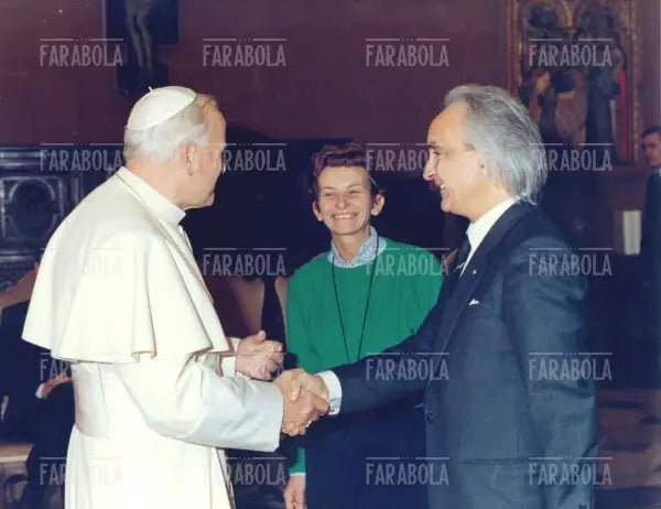 Emma Bonino e Antonino Zichichi con papa Giovanni Paolo II, Città del Vaticano, 1986 - Farabola Immagine digitale