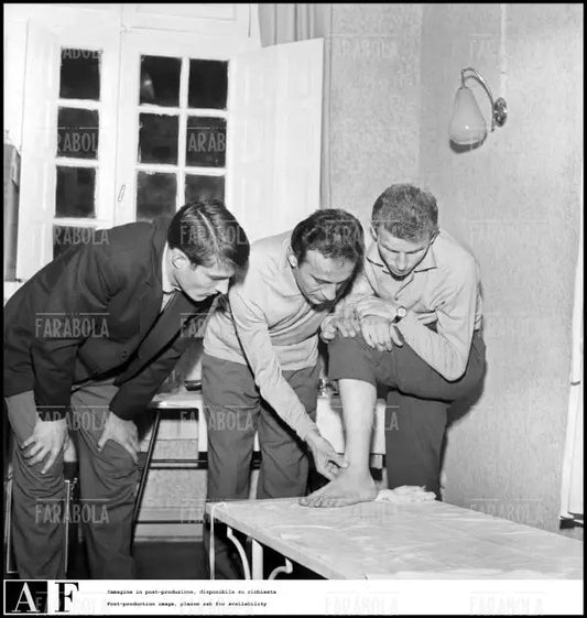 Enrico Albertosi, il dottor Magistrato e Giovanni Trapattoni, Mondiali di calcio in Cile, 1962 - Farabola Immagine digitale