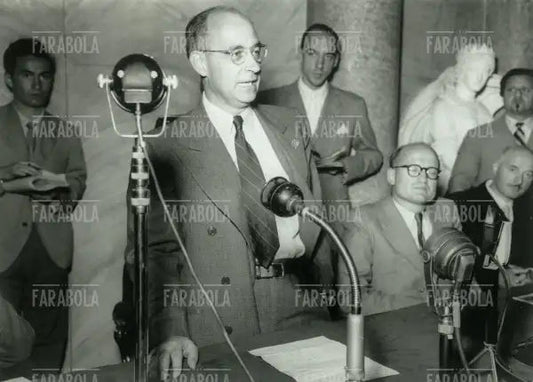 Enrico Fermi al Congresso di Fisica, Como, 1948 - Farabola Immagine digitale