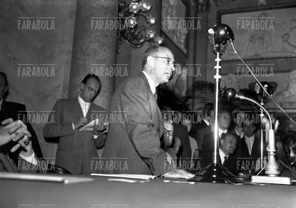 Enrico Fermi al Congresso di Fisica, Como, 1948 - Farabola Immagine digitale