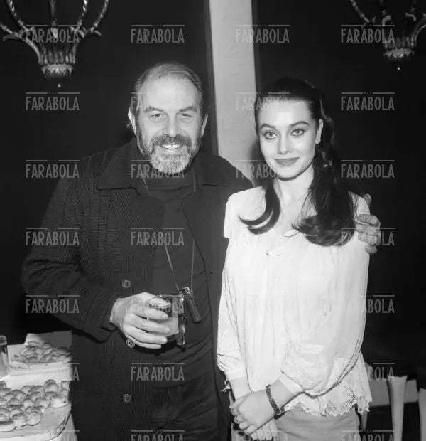 Enrico Maria Salerno e Veronica Lario nella commedia Io, l'erede!, Milano, 1981 - Farabola Immagine digitale
