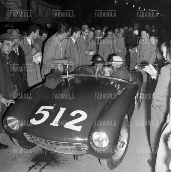 Enrico Sterzi e O. Rossi su Ferrari 500 Mondial Pininfarina Spyder, Mille Miglia, 1954 - Farabola Immagine digitale