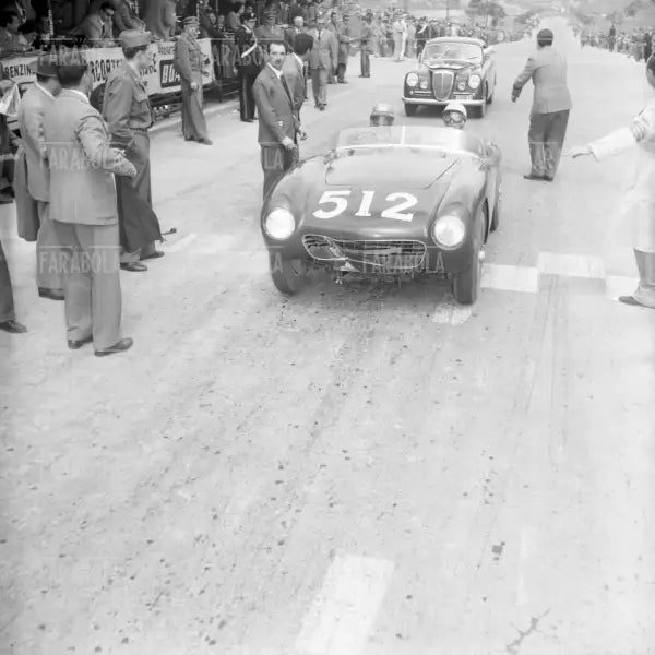 Enrico Sterzi e O. Rossi su Ferrari 500 Mondial Pininfarina Spyder, Mille Miglia, 1954 - Farabola Immagine digitale