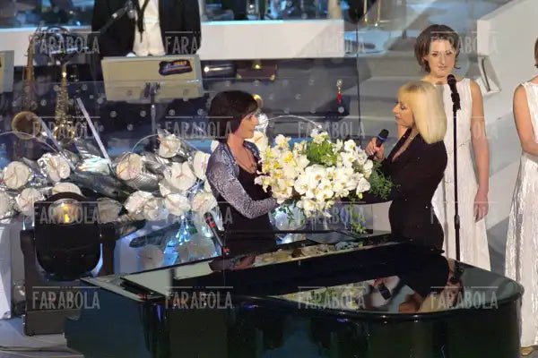 Enya e Raffaella Carrà, Festival di Sanremo, 2001 - Farabola Immagine digitale