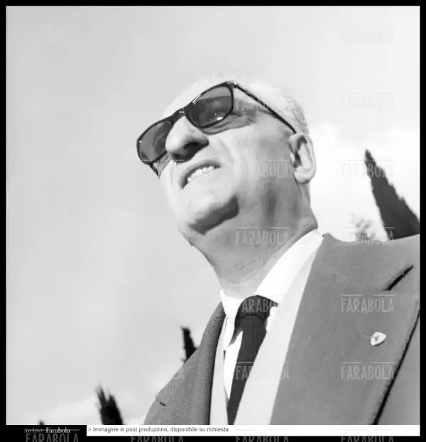 Enzo Ferrari ai funerali del pilota Alfonso De Portago ed Edmont Nelson, Mille Miglia, 1957 - Farabola Immagine digitale