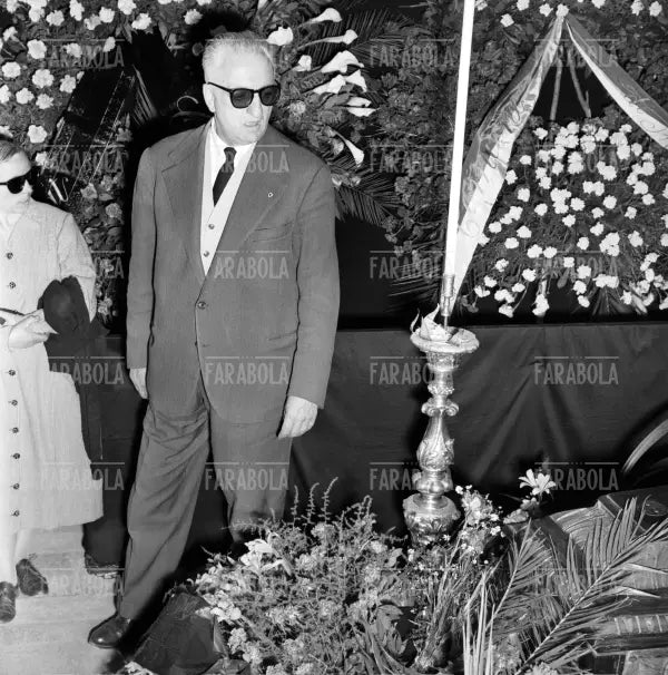 Enzo Ferrari ai funerali del pilota Alfonso De Portago ed Edmont Nelson, Mille Miglia, 1957 - Farabola Immagine digitale