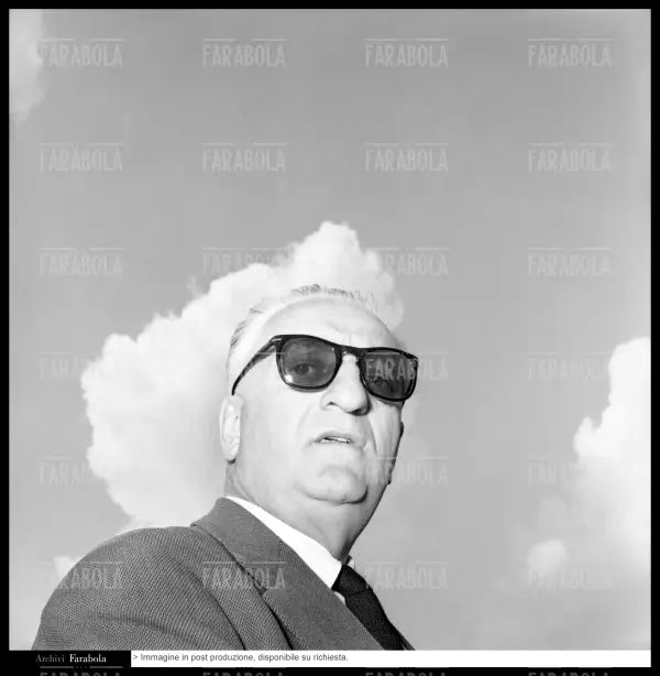 Enzo Ferrari ai funerali del pilota Alfonso De Portago ed Edmont Nelson, Mille Miglia, 1957 - Farabola Immagine digitale