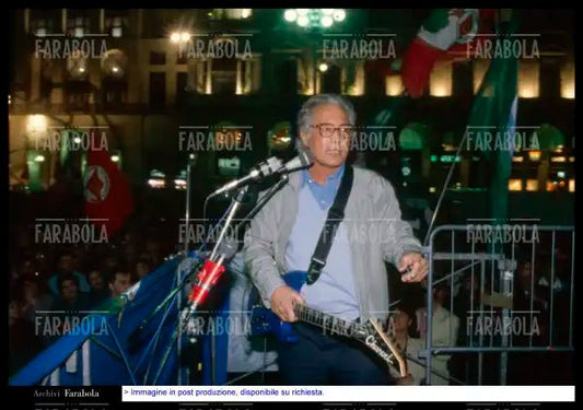 Enzo Jannacci alla Festa dell'Ulivo dopo le elezioni, Milano, 1996 - Farabola Immagine digitale