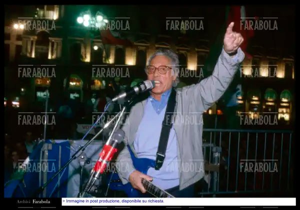Enzo Jannacci alla Festa dell'Ulivo dopo le elezioni, Milano, 1996 - Farabola Immagine digitale