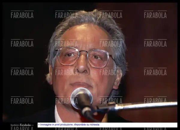 Enzo Jannacci all'inaugurazione del suo locale Il Bolgia Umana, 1994 - Farabola Immagine digitale