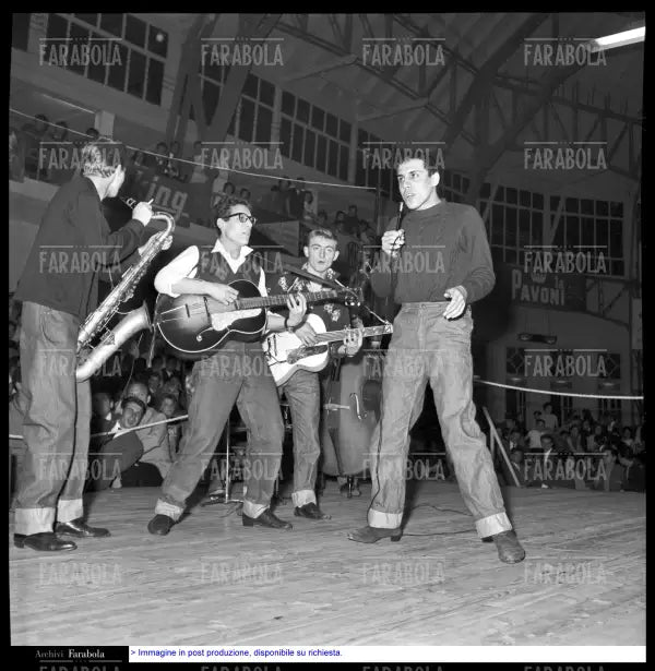 Enzo Jannacci e Adriano Celentano, Festival del Rock and Roll al Palazzo del Ghiaccio, 1957 - Farabola Immagine digitale