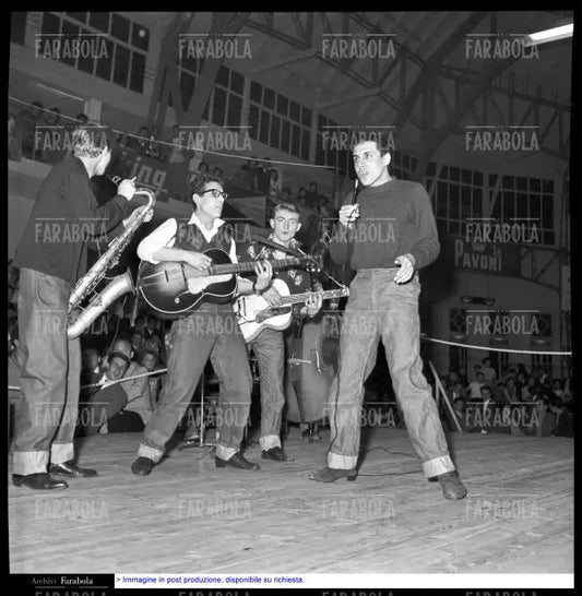 Enzo Jannacci e Adriano Celentano, Festival del Rock and Roll al Palazzo del Ghiaccio, 1957 - Farabola Immagine digitale