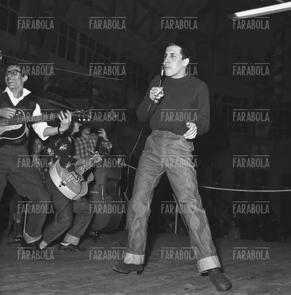 Enzo Jannacci e Adriano Celentano, Festival del Rock and Roll al Palazzo del Ghiaccio, 1957 - Farabola Immagine digitale