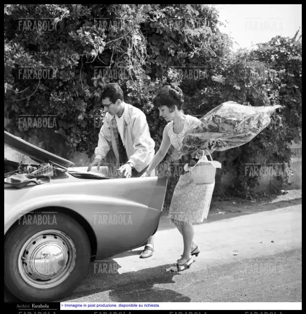 Enzo Jannacci e la moglie Giuliana Orefice, Versilia, 1968 - Farabola Immagine digitale