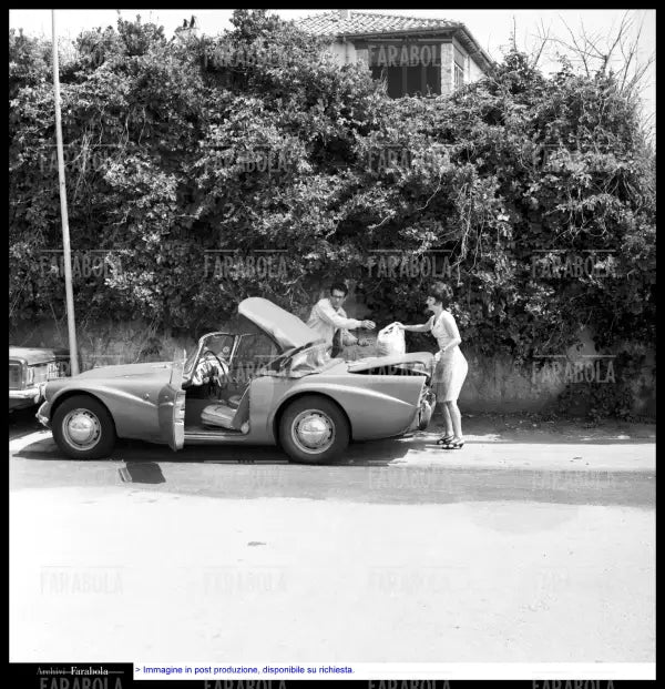 Enzo Jannacci e la moglie Giuliana Orefice, Versilia, 1968 - Farabola Immagine digitale