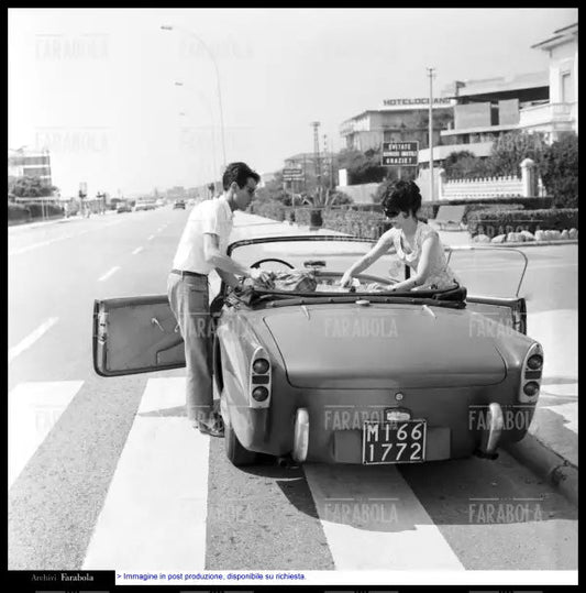 Enzo Jannacci e la moglie Giuliana Orefice, Versilia, 1968 - Farabola Immagine digitale