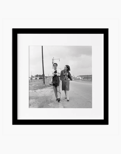 Enzo Jannacci e Renza Corbani a passeggio, 1964 — stampa fine art con cornice nera