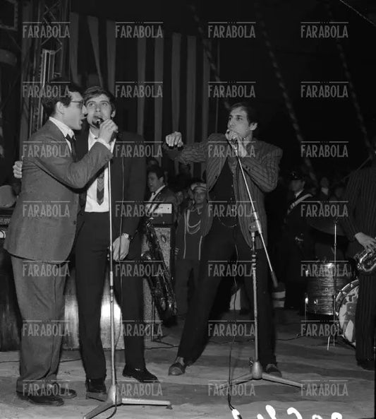 Enzo Jannacci, Gianni Morandi e Adriano Celentano, serata benefica a Milano, 1969 - Farabola Immagine digitale