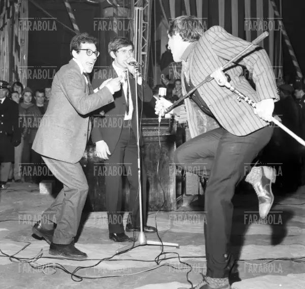 Enzo Jannacci, Gianni Morandi e Adriano Celentano, serata benefica a Milano, 1969 - Farabola Immagine digitale