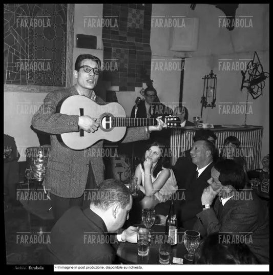 Enzo Jannacci in concerto all'Intra Club, Milano, 1964 - Farabola Immagine digitale