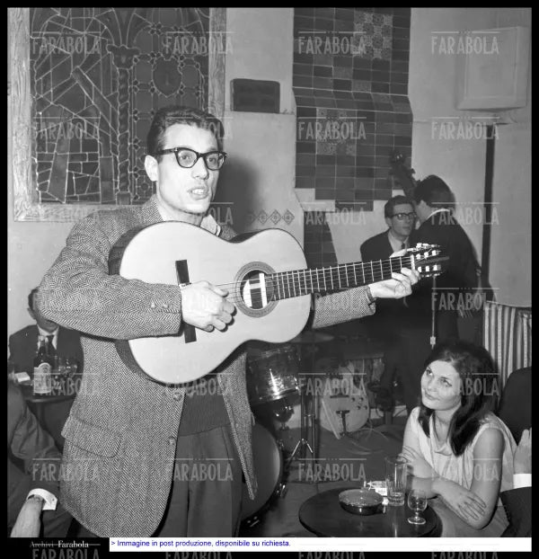 Enzo Jannacci in concerto all'Intra Club, Milano, 1964 - Farabola Immagine digitale