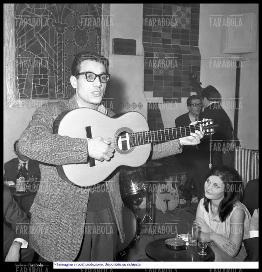 Enzo Jannacci in concerto all'Intra Club, Milano, 1964 - Farabola Immagine digitale