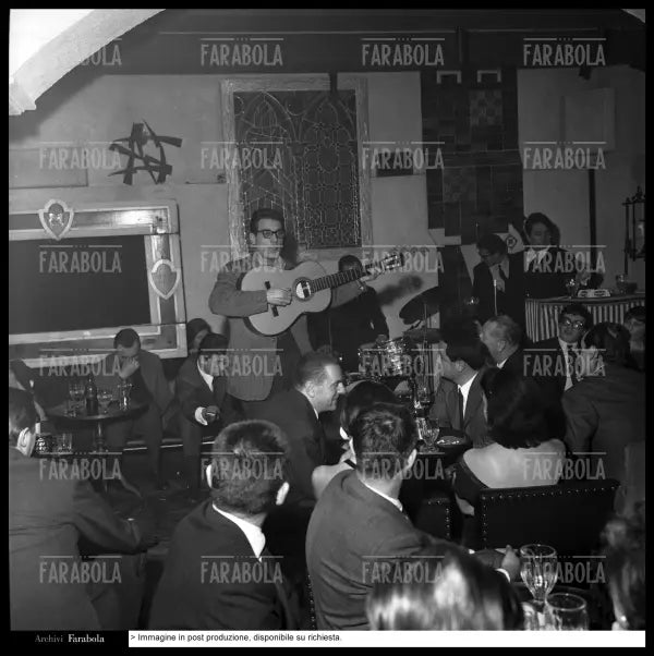 Enzo Jannacci in concerto all'Intra Club, Milano, 1964 - Farabola Immagine digitale