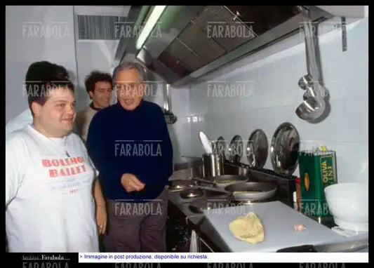 Enzo Jannacci nel suo locale Il Bolgia Umana, 1994 - Farabola Immagine digitale