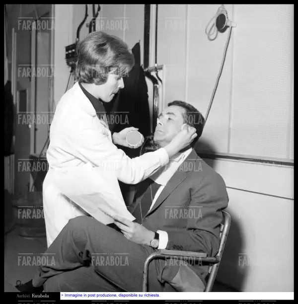 Enzo Tortora al trucco, La Domenica Sportiva, 1966 - Farabola Immagine digitale