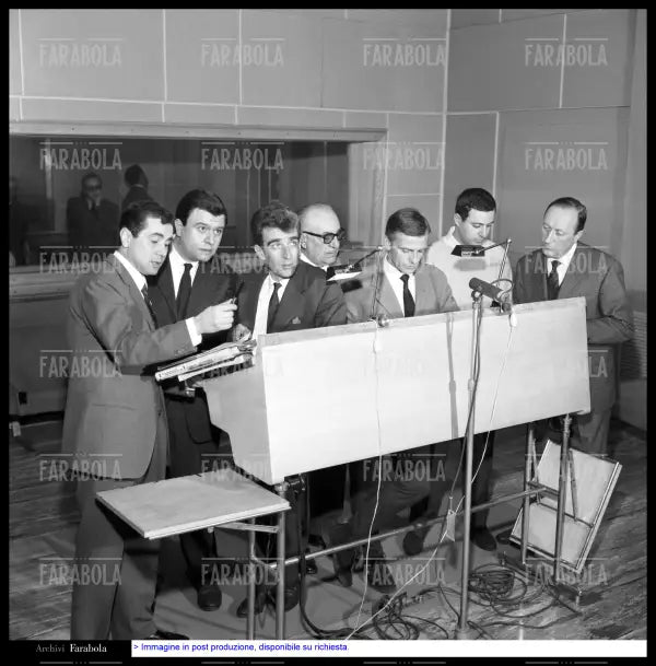 Enzo Tortora con i suoi collaboratori, La Domenica Sportiva, 1966 - Farabola Immagine digitale