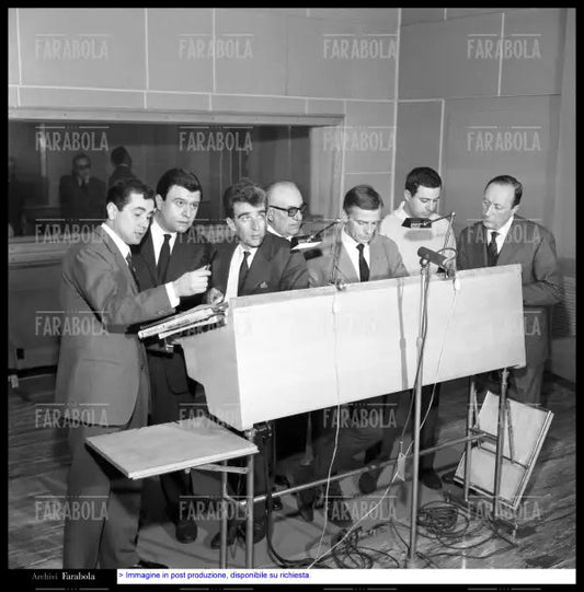 Enzo Tortora con i suoi collaboratori, La Domenica Sportiva, 1966 - Farabola Immagine digitale
