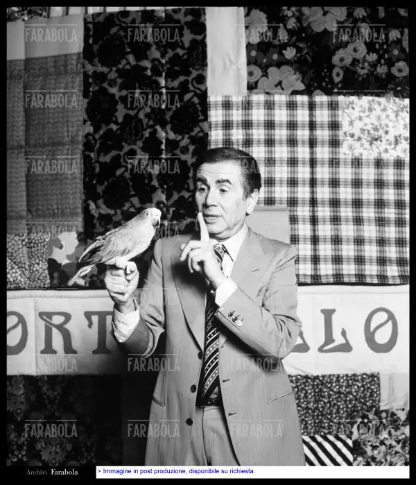 Enzo Tortora con il pappagallo Portobello, Portobello, 1982 - Farabola Immagine digitale