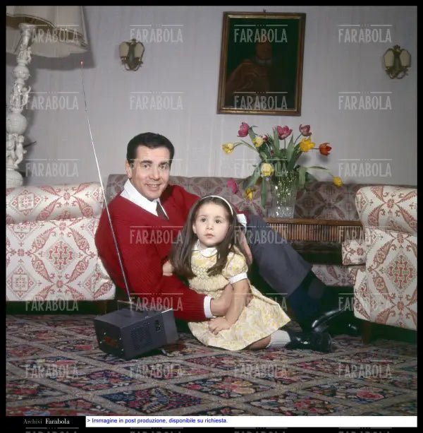Enzo Tortora con la figlia Silvia, 1966 - Farabola Immagine digitale