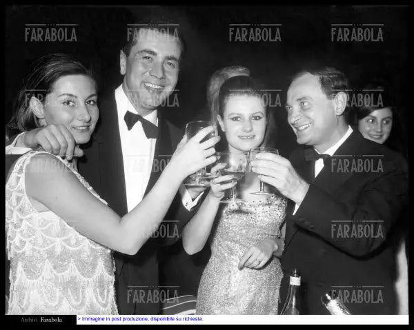 Enzo Tortora con la moglie e due amici, Saint Vincent, 1965 - Farabola Immagine digitale