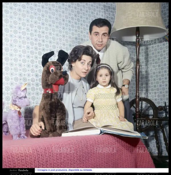 Enzo Tortora con la moglie Miranda Fantacci e la figlia Silvia, 1966 - Farabola Immagine digitale