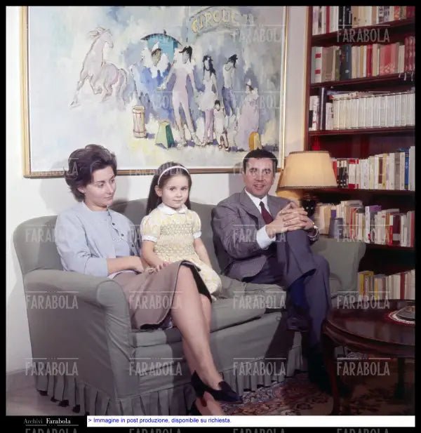 Enzo Tortora con la moglie Miranda Fantacci e la figlia Silvia, 1966 - Farabola Immagine digitale