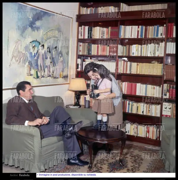 Enzo Tortora con la moglie Miranda Fantacci e la figlia Silvia, 1966 - Farabola Immagine digitale
